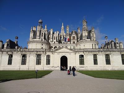 ... mit seinen verspielten Dachobjekten ...