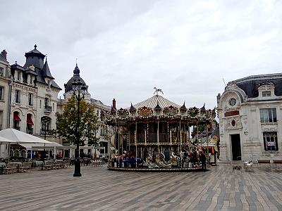 ... antikes Karussel am Place Martroi