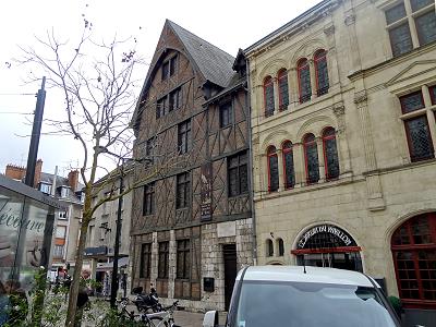 Das Haus von Jeanne d'Arc und ein weiteres Fachwerkhaus ...