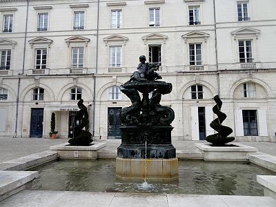 ... der Brunnen vor der Kathedrale ...