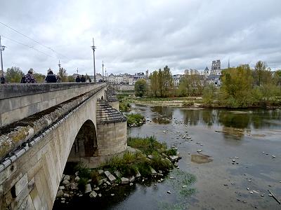 Wilde Loire an der Pont de Tourelles ...