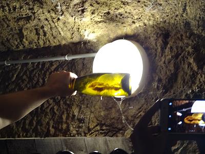 Hefe, die Wein zum Cremant macht und immer bewegt werden muss ...