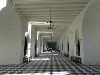 ... endlose Galerie mit Ausblick zur Cher ...