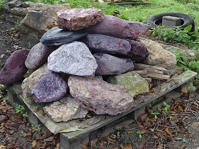 Bunte Steine in den Weinbergen ...