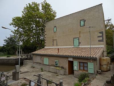 Die Rundschleuse von Agde, jede Menge zu beachten ... Die Rundschleuse von Agde, jede Menge zu beachten ...