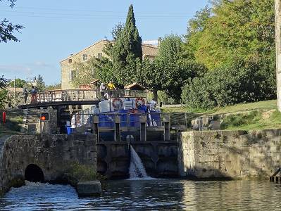 ... und auch die Touristen warten gern und viel ... ... und auch die Touristen warten gern und viel ...