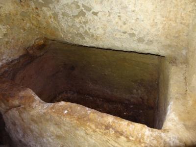 Weinprobe im alten Rmerkeller neben den alten Steintrgen...