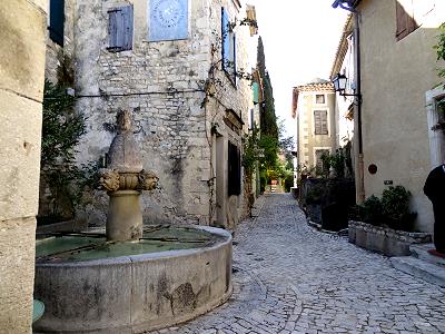 Dorfbrunnen und Andenken ...