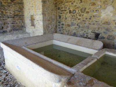 Das Waschhaus und der Blick ins Rhne-Tal ...