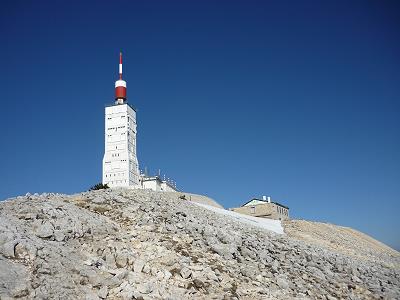 Der Gipfel mit Sendeanlage und Kapelle ...