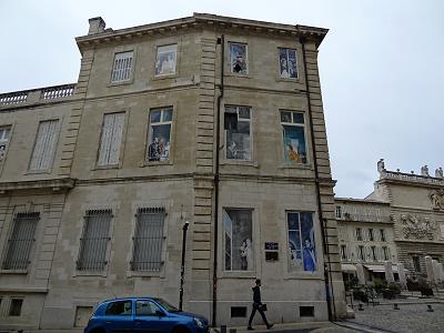 An den Fassaden: Tribut an das Festival von Avignon ...