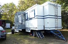 Gigant auf (kostenlosem) Stellplatz direkt am Straßenlärm ... Gigant auf (kostenlosem) Stellplatz direkt am Straßenlärm ...