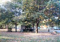 Ruhiger (kostenpflichtiger) CP, direkt hinter überfülltem lauten Stellplatz ... Ruhiger (kostenpflichtiger) CP, direkt hinter überfülltem lauten Stellplatz ...