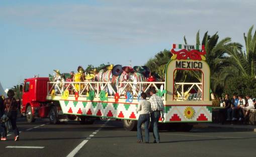 Warten grundstzlich mit laufendem Motor: Ein Karnevalsumzug ...