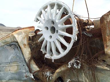 Geschmolzene Felgen am Autowrack am Pistenrand ...