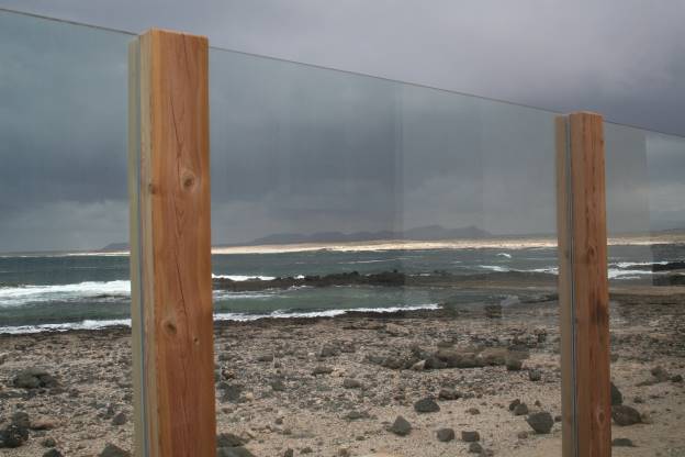 Windschutzwand vor malerischer Umgebung ...