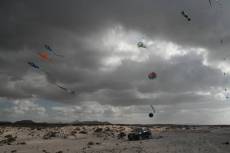 ... wolkenverhangener Kiter-Himmel ...