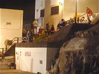 Die Dorfjugend ist auch schon da ...