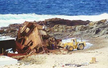 Einzelteile wurden mit dem Radlader aufs Trockene gezogen ...