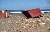 Bereits leergerumte Container liegen noch herum ...