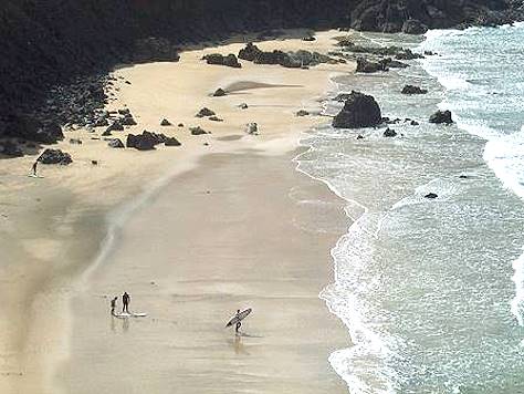 ... wo wieder die Surfer auf die perfekte Welle warten ...