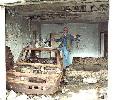 ... mit unverndertem Autowrack im Wohnzimmer ...