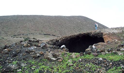 Hhlenartige Gebilde am Pistenrand ...