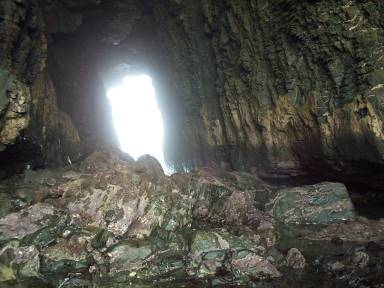 Hhlenartiges Gebilde in der Nhe des Wracks ...