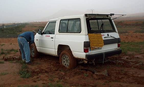 Voll in der Sch ....: Festfahren mit dem Allradantrieb ...