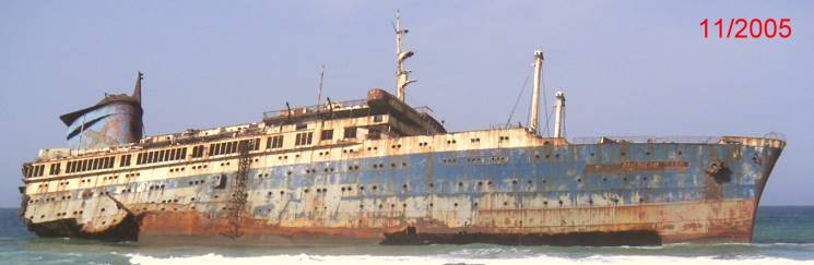 November 2005: Shock - the wreck is collapsed and slanted to the side ...