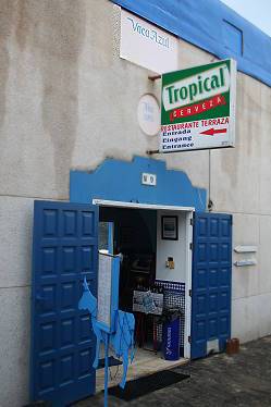 Am Eingang: Die "Blaue Kuh" und Antonio (?) warten ... Am Eingang: Die "Blaue Kuh" und Antonio (?) warten ...