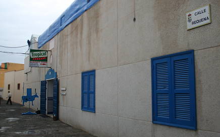 Eingang von der Calle Requena: Vor der "Blauen Kuh" ...