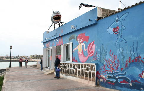 ... Das Gebäude ähnelt eindeutig der "Cofradia de Pescadores" ... ... Das Gebäude ähnelt eindeutig der "Cofradia de Pescadores" ...