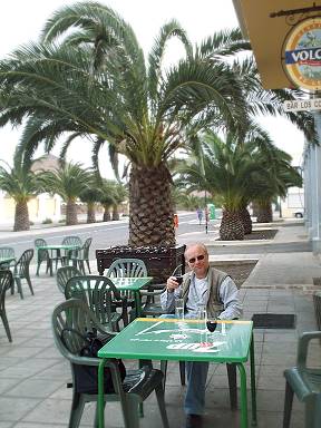 Alte Männer im Schatten der Gebäude ..? Alte Männer im Schatten der Gebäude ..?