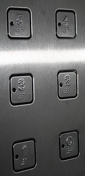 Im Aufzug vom Tres Islas: In der Tat nur 5 Stockwerke?