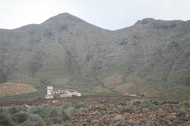 Die Villa Winter fast senkrecht unter einem Felsplateau ...