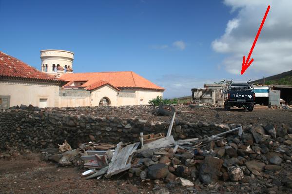 Ein Toyota Pickup anstelle eines schwarzen Landrovers ..?