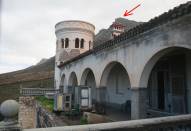 Die Villa berragt vom Bergplateau ...