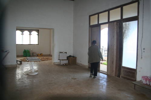 Maiskolben zum Trocknen ausgelegt? Durchgang zur Terrasse ...