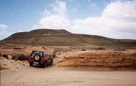 ... durch ausgetrocknete Flussbetten ...