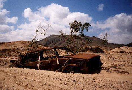  ... ein ausgebranntes Autowrack ...