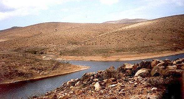 Weiter gehts entlang der Talsperre ...