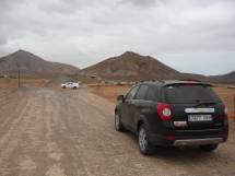 Die Insassen des weien Pickups beobachten uns ...