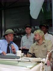 Erklrungen vor Lokalfernsehkameras ...