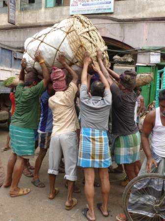 Transporte durch Menschenkraft ...