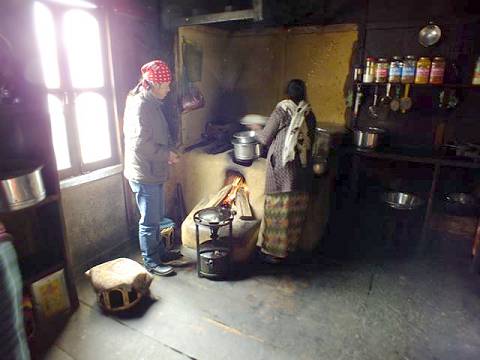 Man sitzt in der Kche am offenen Feuer ...