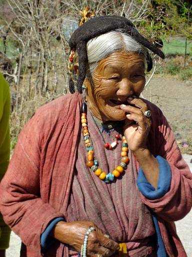 Frauen in lokalen Tracht ...