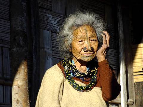 Nasenpflcke und Gesichtsttowierungen ...