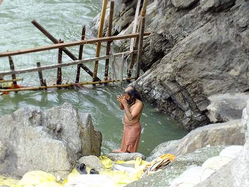 Glubiger Hindu beim Bad ...