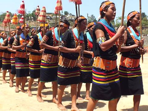 Jedes Dorf mit anderen bunten Stoffen ...